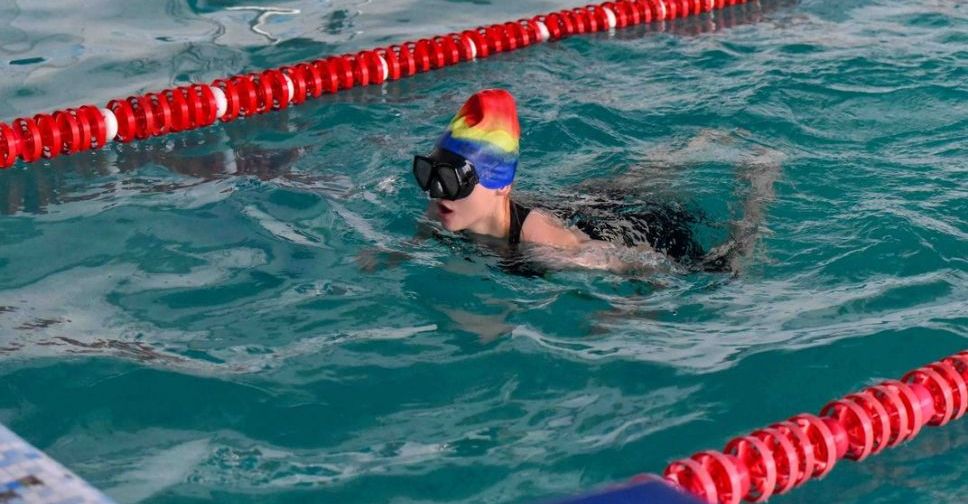 Дітям-вимушеним переселенцям безплатно допомагають відновитися за допомогою плавання