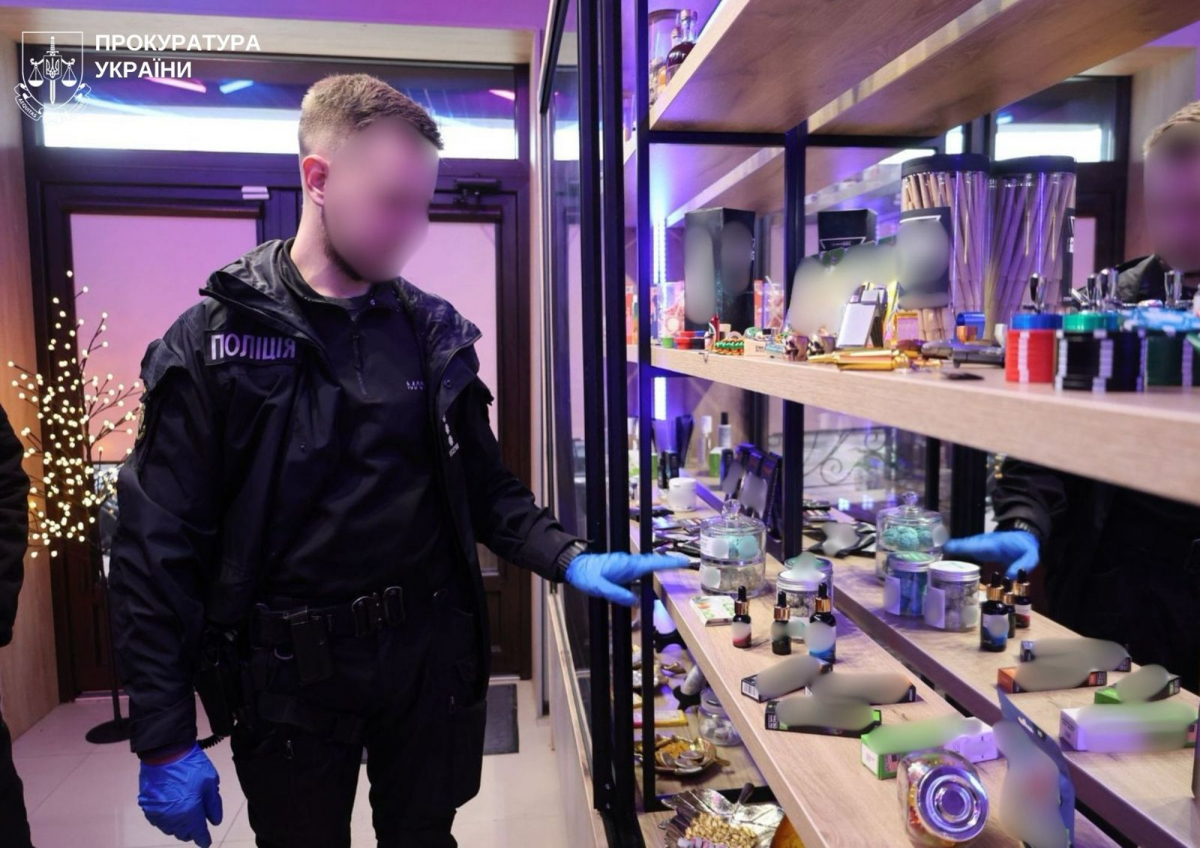 Вейпи з сюрпризом: у Запоріжжі викрили мережу продажу наркотиків (фото)