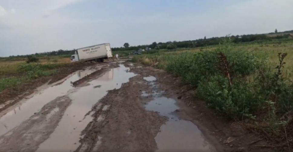 Як у Запорізькій області 250 автівок вибралися з окупації розмитою "дорогою життя" - відео