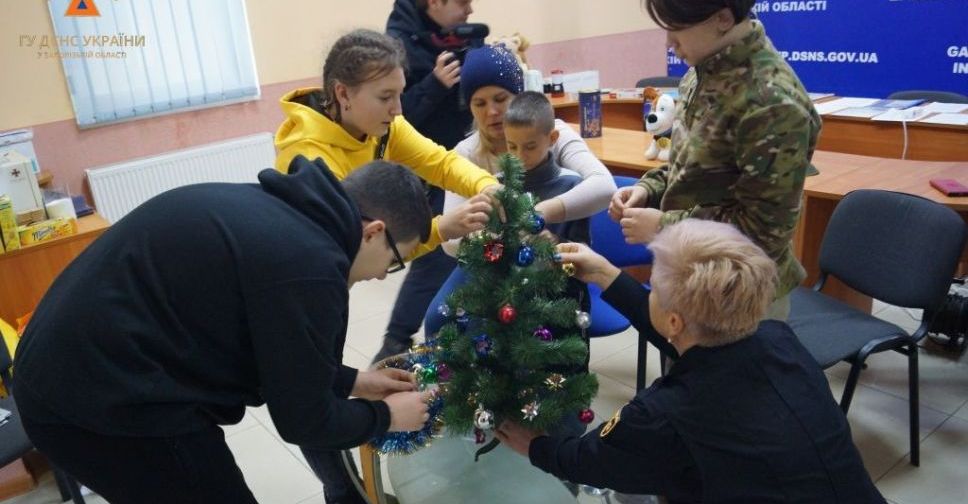 Рятувальникам, які працюють у зоні бойових дій, подарували новорічну ялинку - фото