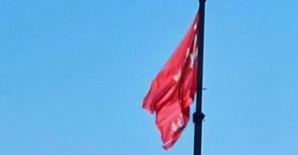 У Мелітополі прапор з радянського минулого перетворився на ганчірку