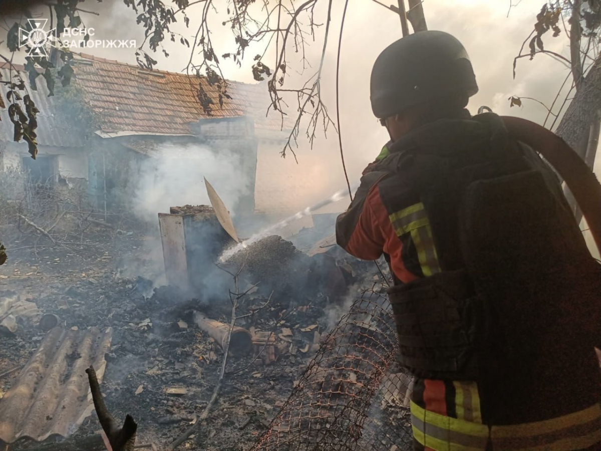 Горіли житлові будинки - внаслідок ворожого обстрілу в Оріхові сталась масштабна пожежа (фото)