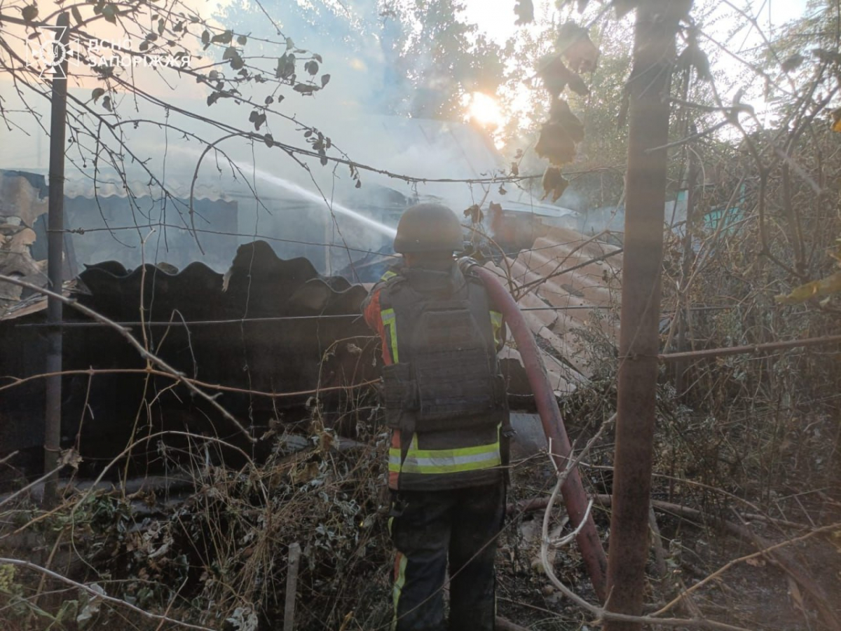 Горіли житлові будинки - внаслідок ворожого обстрілу в Оріхові сталась масштабна пожежа (фото)