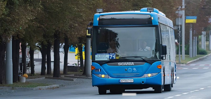 Розмалювали сидіння — у Запоріжжі автобус з нового маршруту став мішенню вандалів (фото)