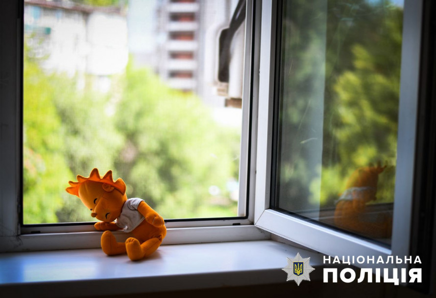 Батьки залишили без нагляду - у Запоріжжі з вікон випали двоє дітей
