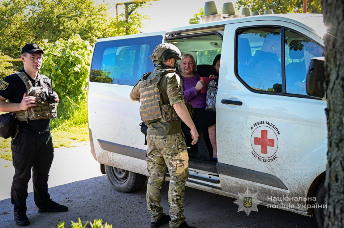 «Тут вже смерть ходить»: з прифронтової Новомиколаївки евакуювали родину з трьома дітьми (фото, відео)