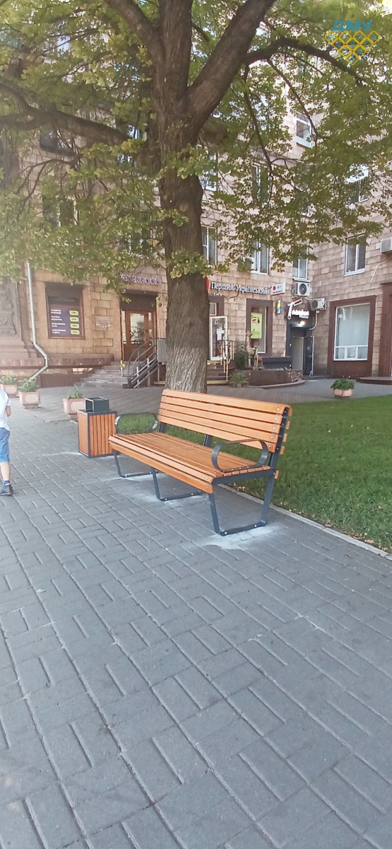 В центрі Запоріжжя встановили нові лавки та урни для зручності містян