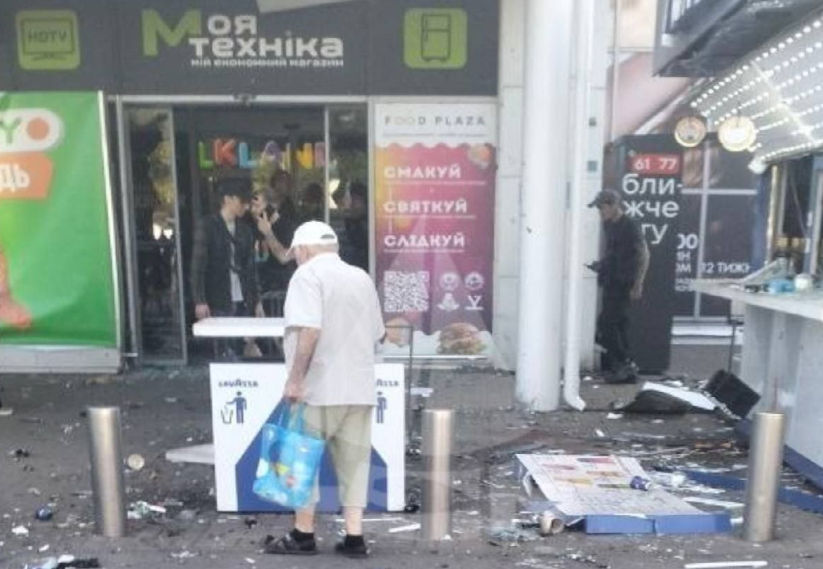Ворог продовжує тероризувати Запоріжжя: внаслідок ударів постраждали люди