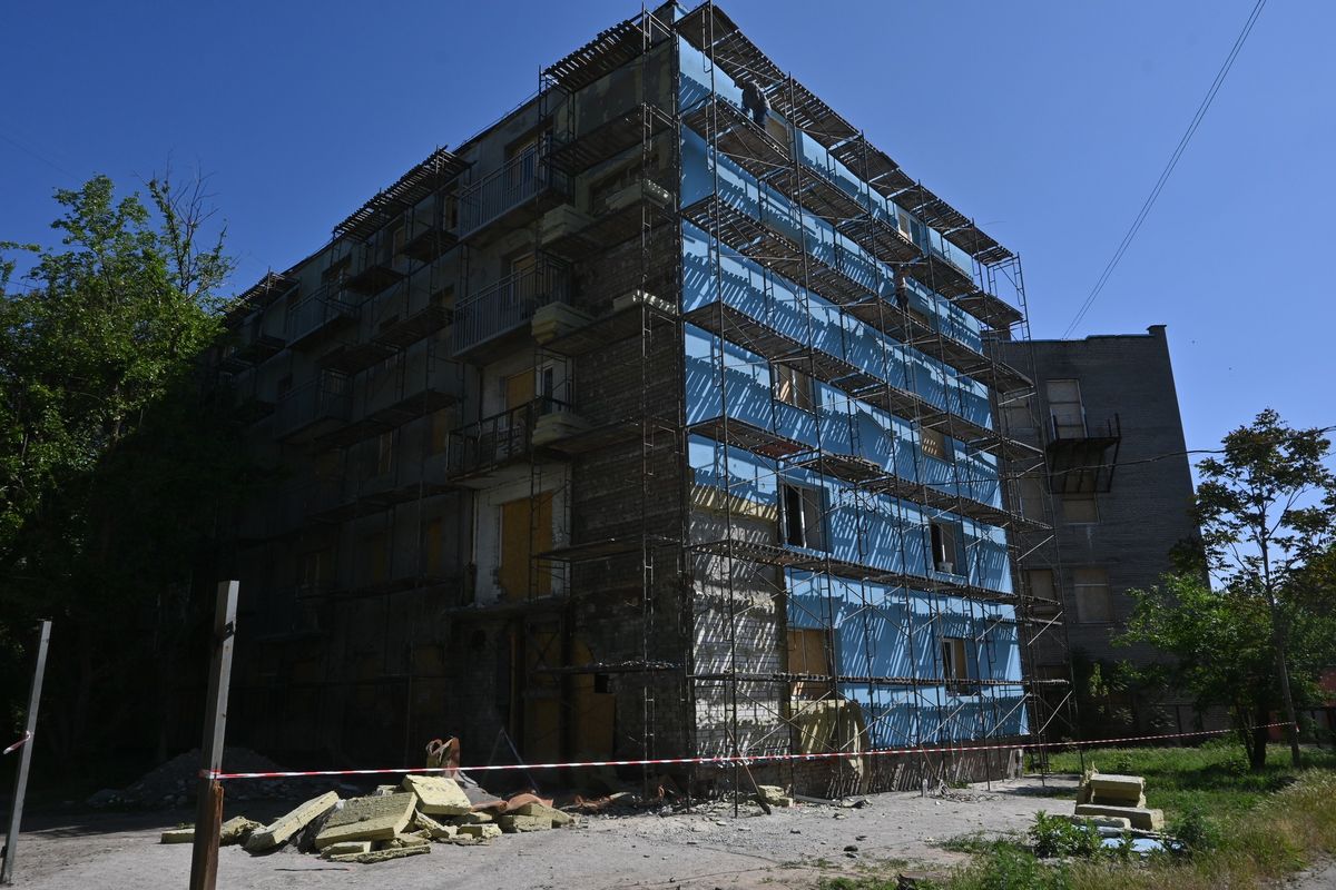 У Запоріжжі триває відновлення багатоповерхівки, яку росіяни двічі обстріляли (фото)
