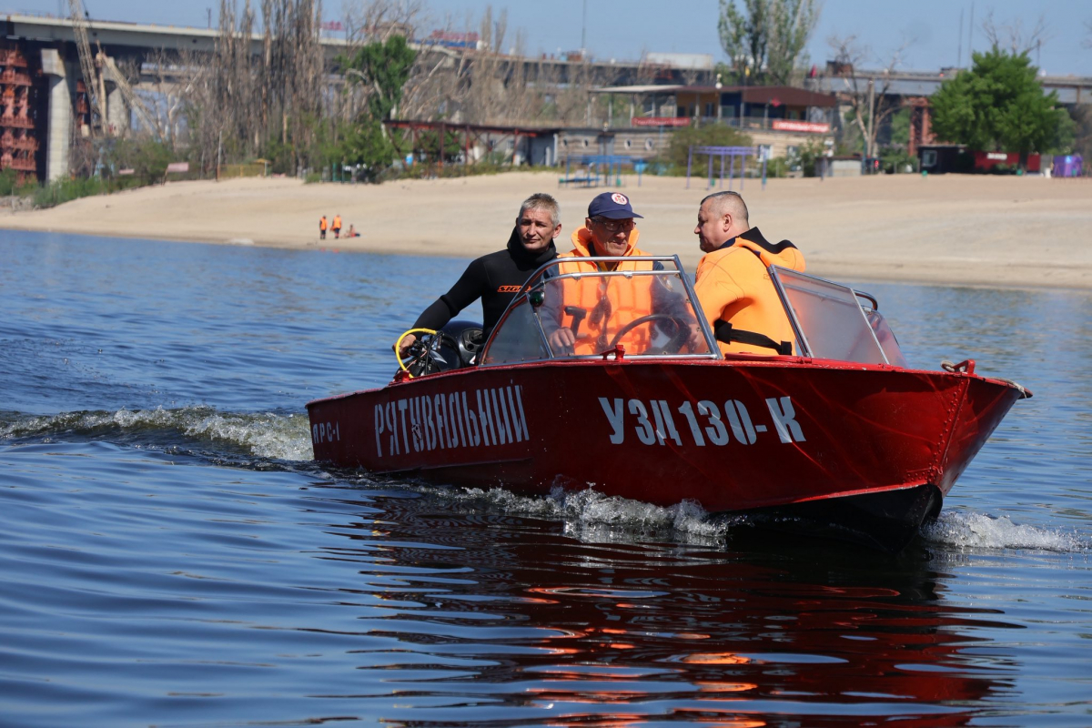 Підводне прибирання стартувало: у Запоріжжі з Дніпра дістають небезпечний мотлох (фото)