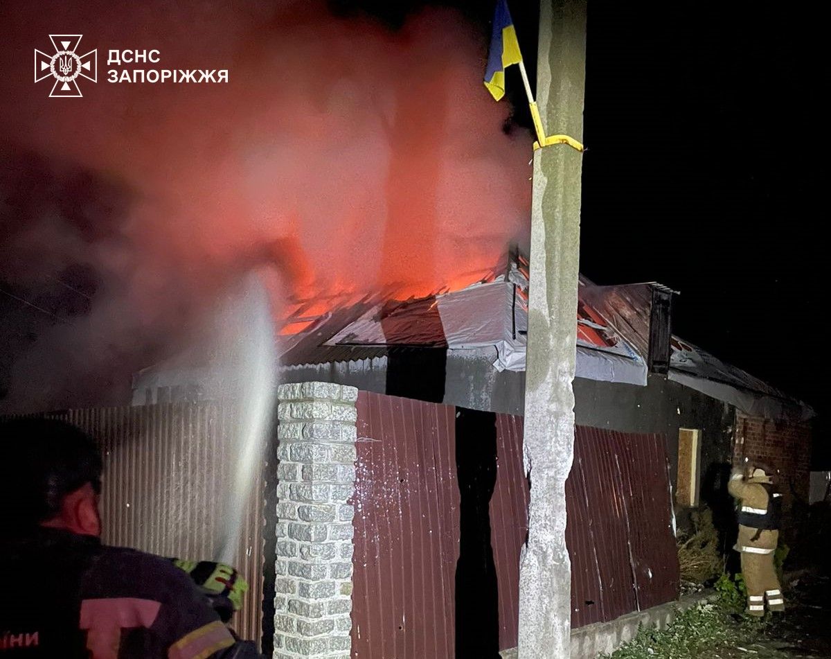 Завдали понад пів тисячі ударів - у Запорізькій області ворожі обстріли спричинили пожежі у двох районах (фото)