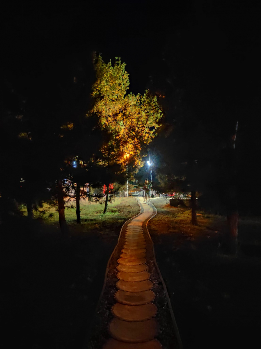 Ввечері запорізький парк виглядає фантастично красиво: фото