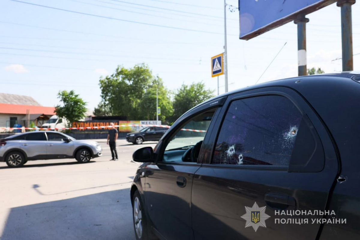  Ворожі удари спричинили масштабні пожежі у Запоріжжі: горіли АЗС, будинки та гаражі, постраждали патрульні (фото)