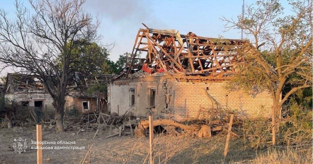 Пошкоджений автобус, автівки та будинки: у Запорізькій області внаслідок атак дронів постраждали люди (фото, відео)