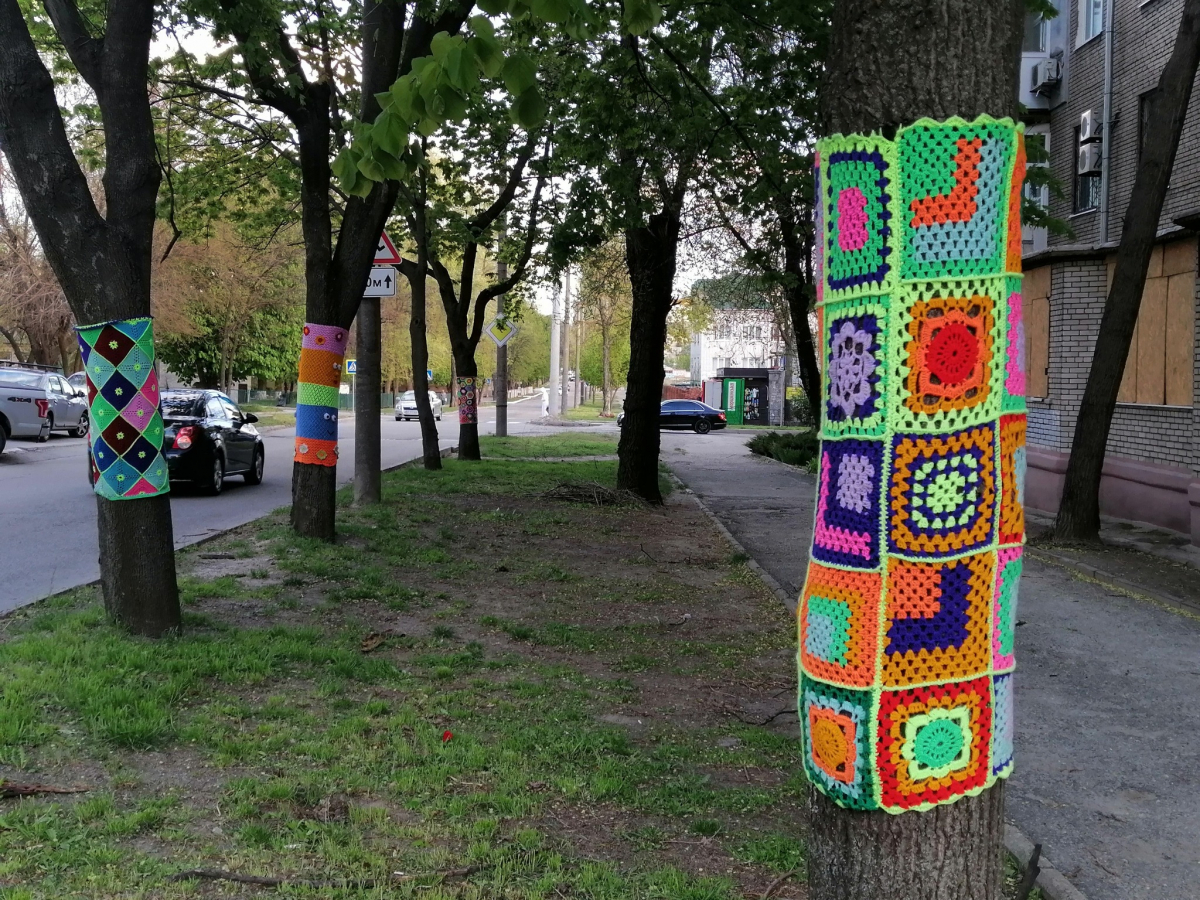 Яскраво та креативно: у Запоріжжі розростається алея дерев у в'язаних кожушках (фото)