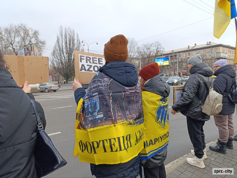 Третє Різдво в полоні - у Запоріжжі встановили незвичайну ялинку на підтримку Героїв (фото)