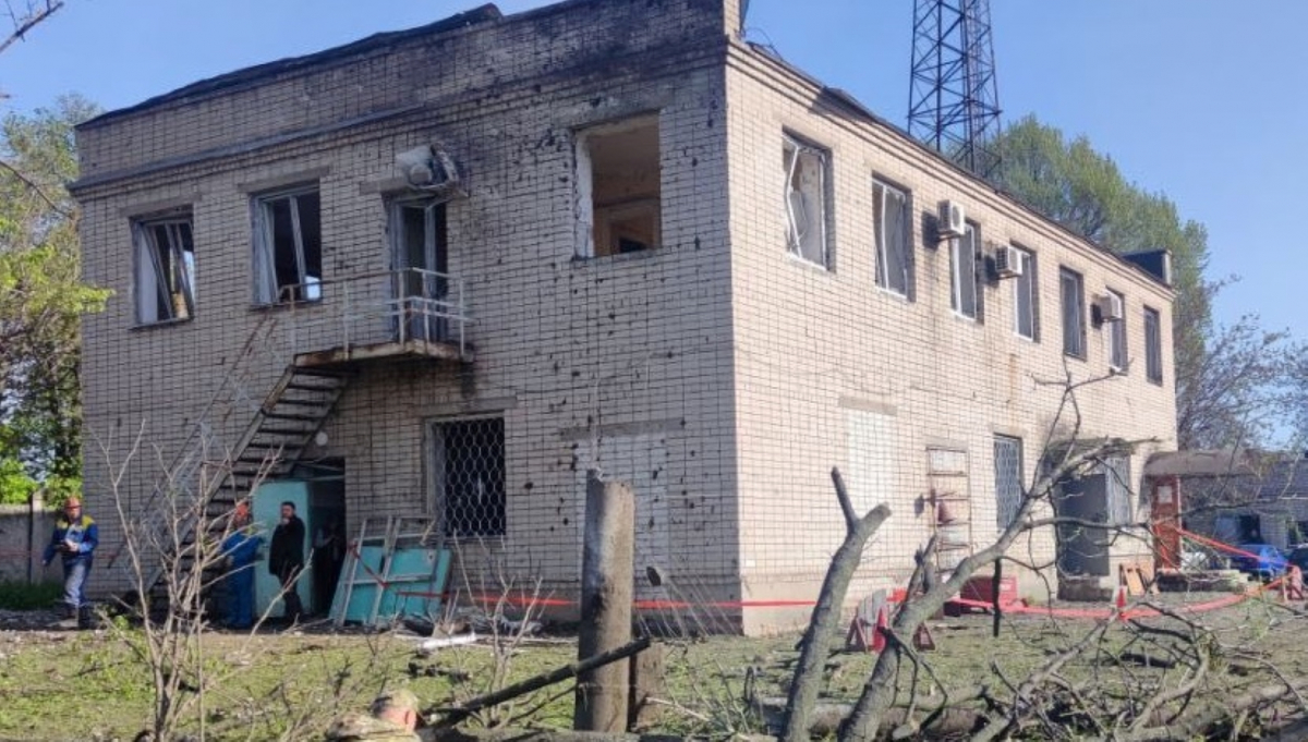 У Запоріжжі відновили офісну будівлю "Запоріжжяобленерго", яку обстріляли російські військові - фото "до" та "після"