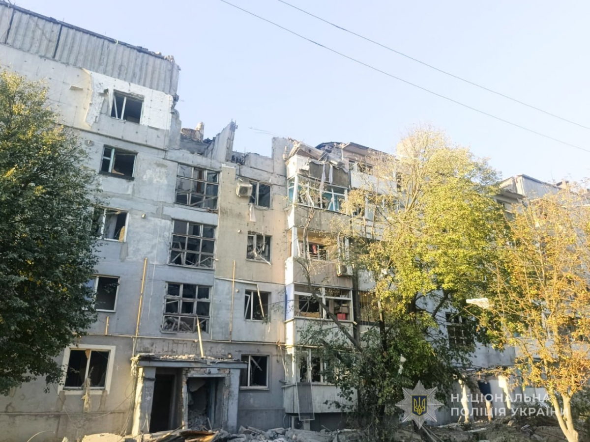 Троє постраждалих після атак: ворог обстріляв територію торгового центру в Запоріжжі (фото)