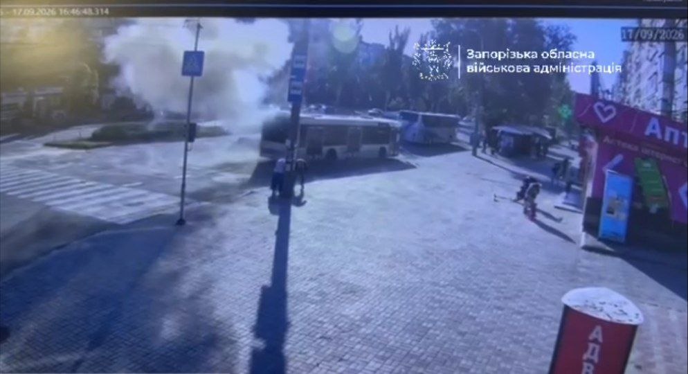 Російський FPV-дрон атакував муніципальний автобус у Запоріжжі: є постраждалі (фото, відео)