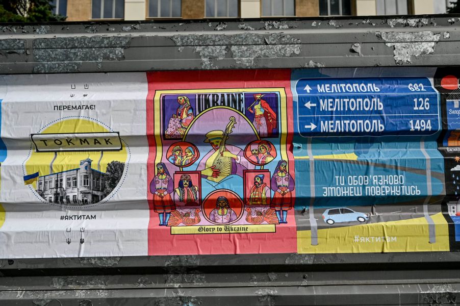 Паркан недобудованого готелю у центрі Запоріжжя обклеїли патріотичними плакатами - хто автор
