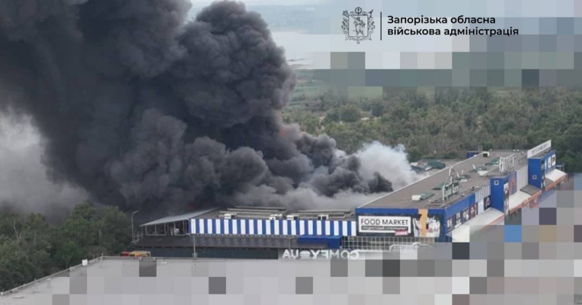 Російський дрон атакував торговельний центр у Запоріжжі: є поранені, спалахнула масштабна пожежа (фото, відео)