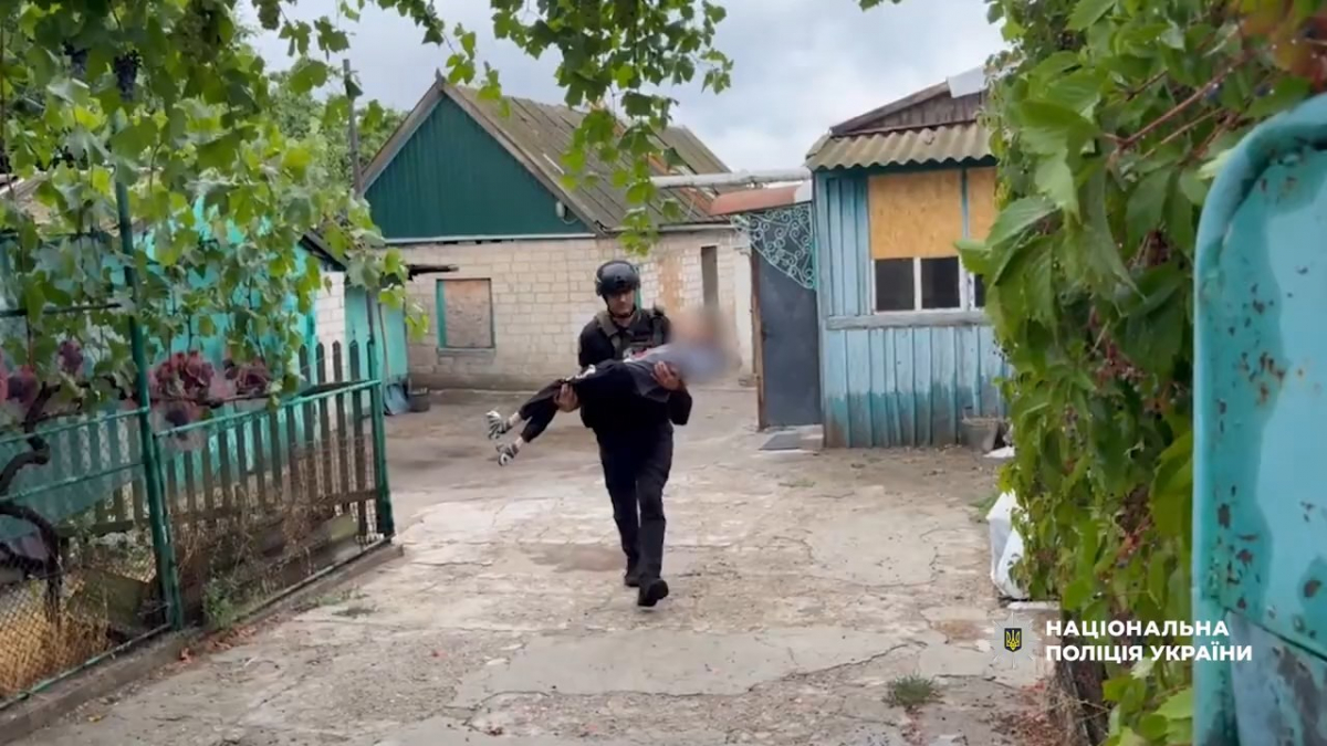 Молилися за тишу - на Запоріжжі поліцейські евакуювали мешканців із зони бойових дій (відео)
