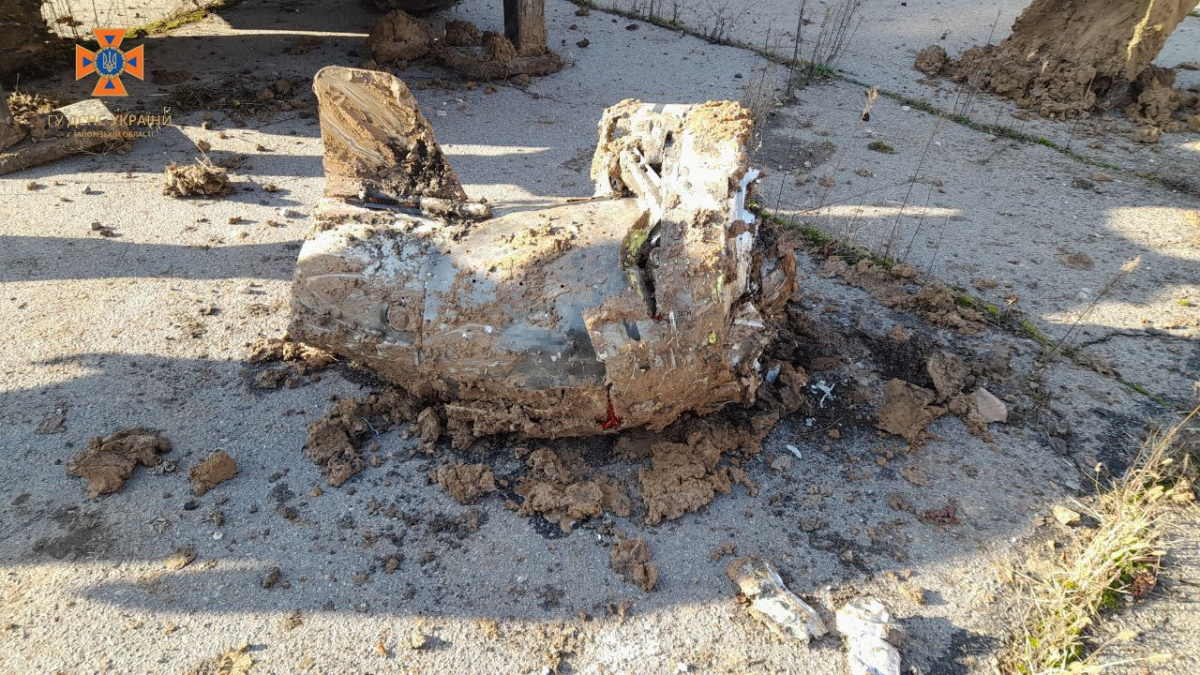Діставали екскаватором: в одному з районів Запоріжжя виявили залишки російської ракети - фото