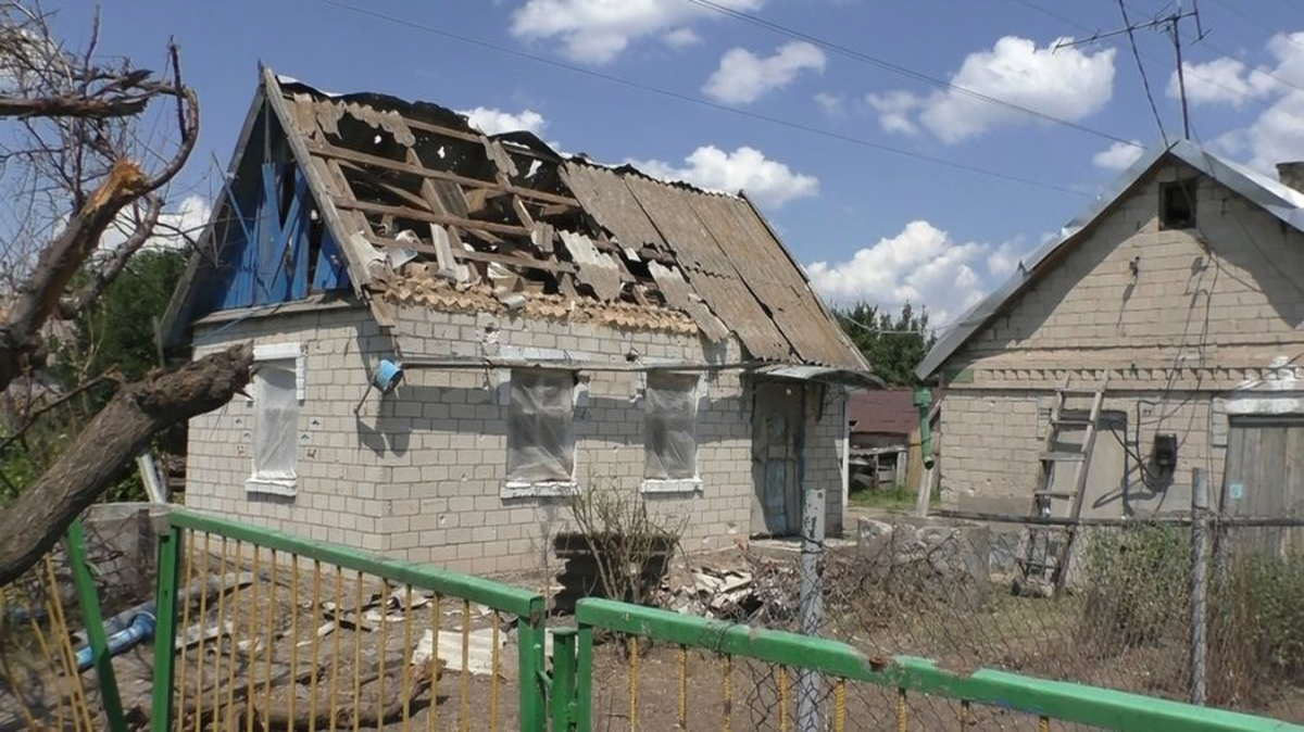 Врятувався дивом: у будинок пенсіонера із Запорізької області "прилетів" російський снаряд - відео