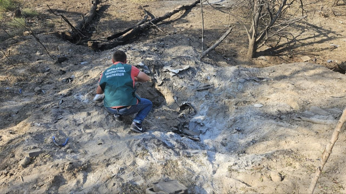 Вирви, згарища та уламки: екологи обстежили уражені обстрілами території Запоріжжя (фото)
