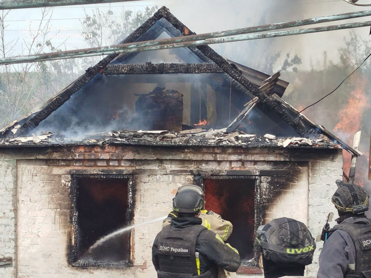 Завдали понад пів тисячі ударів - внаслідок ворожих обстрілів Запорізької області виникли масштабні пожежі (фото)