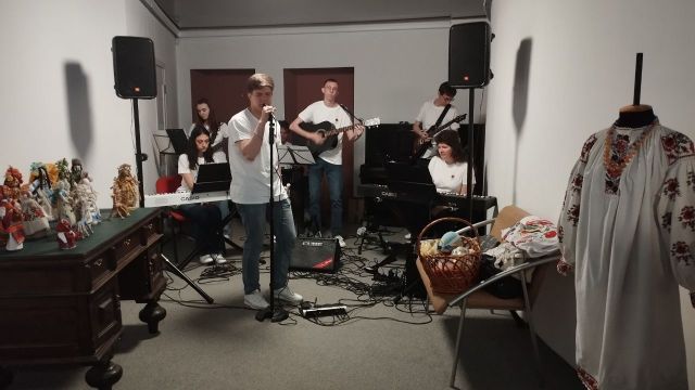 Від автентичного вбрання до сучасної вишивки - у запорізькому музеї відкрилася унікальна виставка (фото)