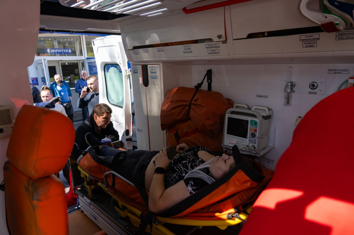 "Мурахи по шкірі, на очах сльози": що розповідають свідки ворожих обстрілів Запоріжжя (відео)