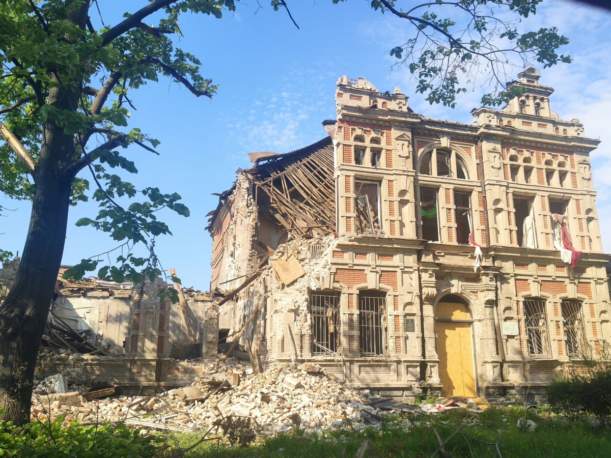 Понад 120 років історії: у Запоріжжі за 2,7 млн грн законсервують менонітську школу, пошкоджену КАБом (фото)