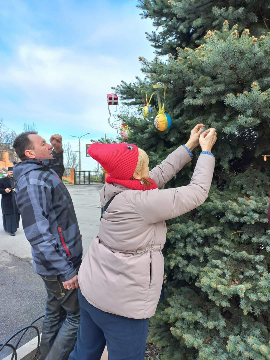 У Запоріжжі прикрасили новорічну інтеркультурну ялинку - фото