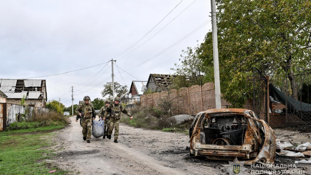 На Запоріжжі поліцейські з капеланами вивезли з Комишувахи трьох людей і вівчарку