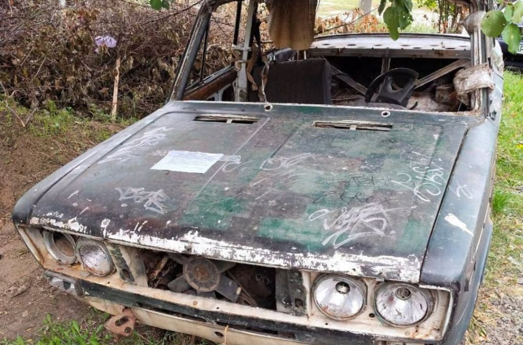 Вулиці без автівок-примар: у Хортицькому районі взялися за покинуті машини