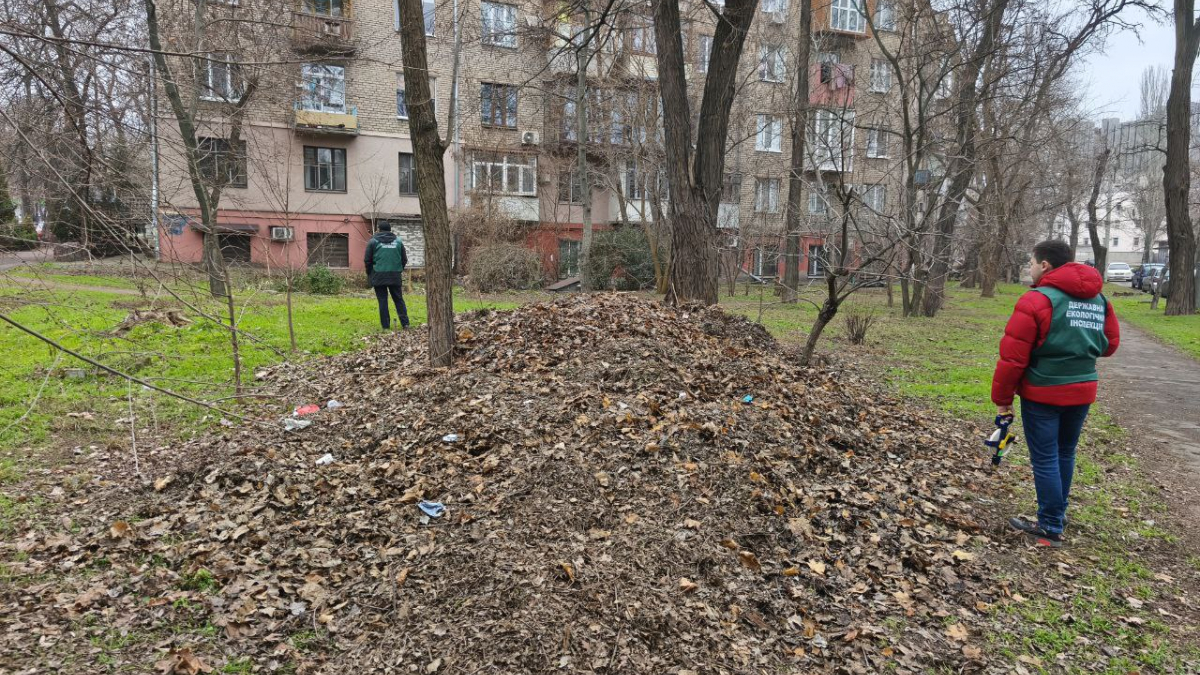 У Запоріжжі на перехресті двох вулиць прибрали купи сміття