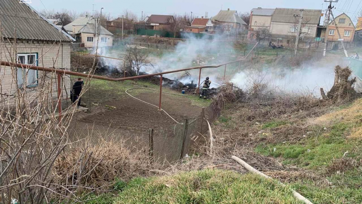 Ситуація вийшла з-під контролю - у Запорізькому районі жінка ледь не залишилася без будинку через спалювання трави (фото, відео)