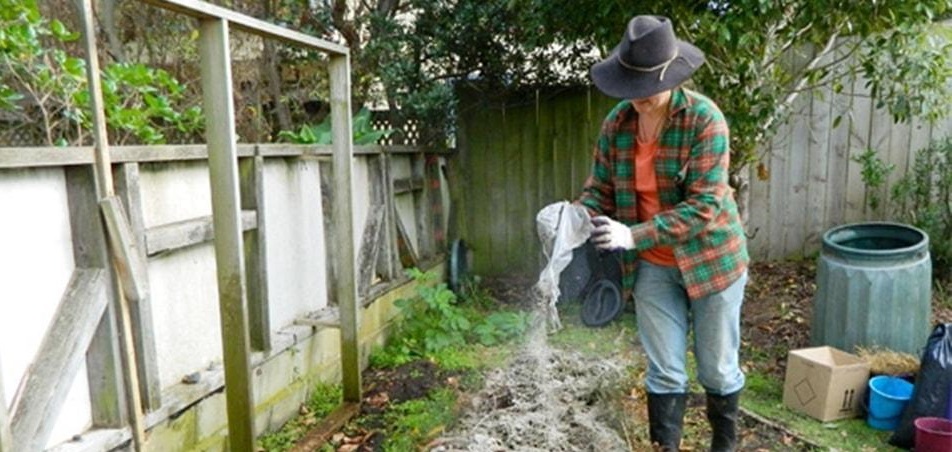 Огород. Скорлупа на грядках. Удобрение почвы. Навоз для огорода. Как удобрить грядки.