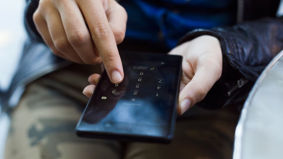 Списали деньги с карты. Деньги в банкомате. Украли со счета. Мошенничество с банковскими картами. Мобильный банк мошенничество.