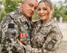 Боєць «КУБА» та медикиня «ЛАКЄЛЬ» побралися на Хортиці