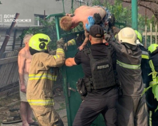 Спробував перелізти і пожалкував - у Запоріжжі чоловік проштрикнув ногу наскрізь та завис на паркані (фото)