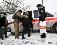 "Колись він возив алмази десь в Італії" - на Запоріжжі поліцейські евакуюють людей у броньованому фургоні (фото, відео)