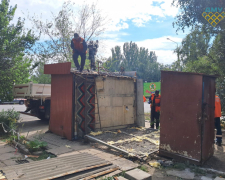 Поїхав тралом з вулиці - у Запоріжжі прибрали кіоск, який встановили незаконно (фото)