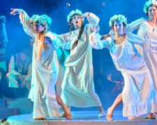 Запорізький театр відкрив сезон містичною українською виставою