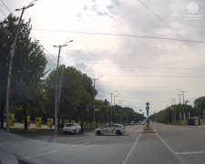 Патрульні даремно сигналили - водій у центрі Запоріжжя не зупинився на хвилину мовчання (відео)