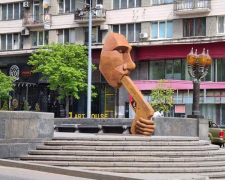 “Zастрелись”: Автор із Запоріжжя створив провокаційну скульптуру російського президента