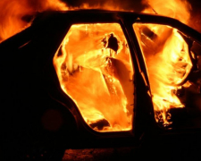 Вночі у спальному районі Запоріжжя загорівся автомобіль