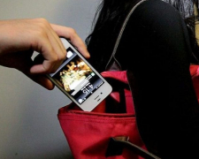 У запорізькому супермаркеті в жінки вкрали мобільний телефон
