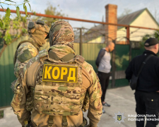 В двері постукали спецпризначенці - у Запоріжжі рецидивіст незаконно зберігав вдома кілька автоматів та купу патронів